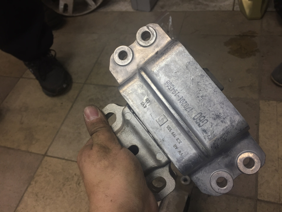 новая — Volkswagen Passat B6. Запчасти на фото: 3C0199555