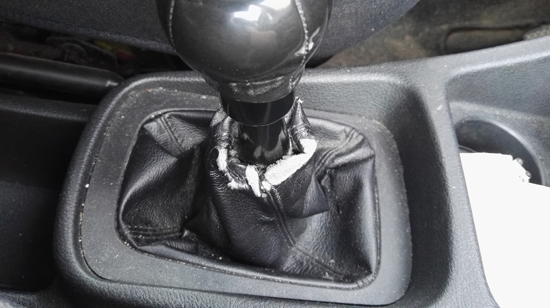 как снять чехол коробки передач