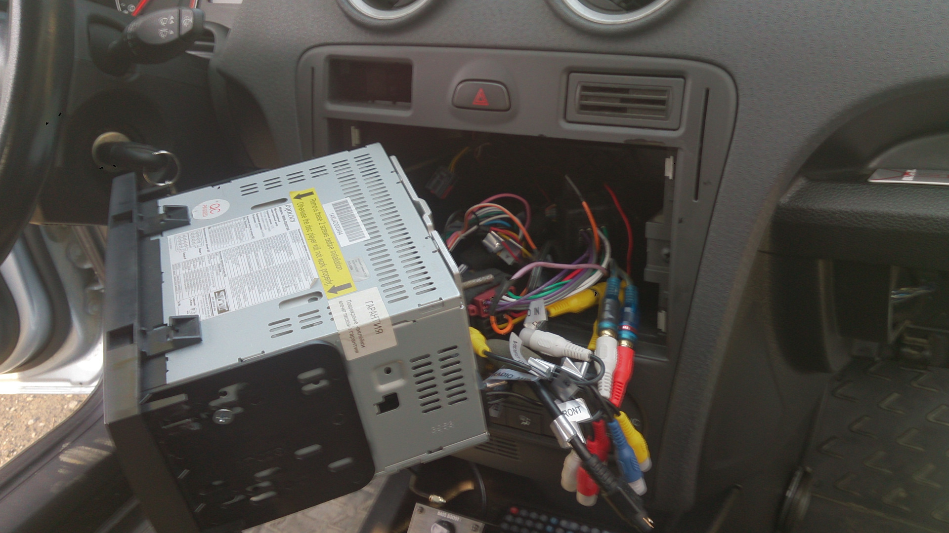 Не работают кнопки на магнитоле. Как включить подсветку кнопок на магнитоле теккен. Jvc kw-xr417. Подсветка кнопок ховер н2. Провода для магнитолы андроид мазда 3.