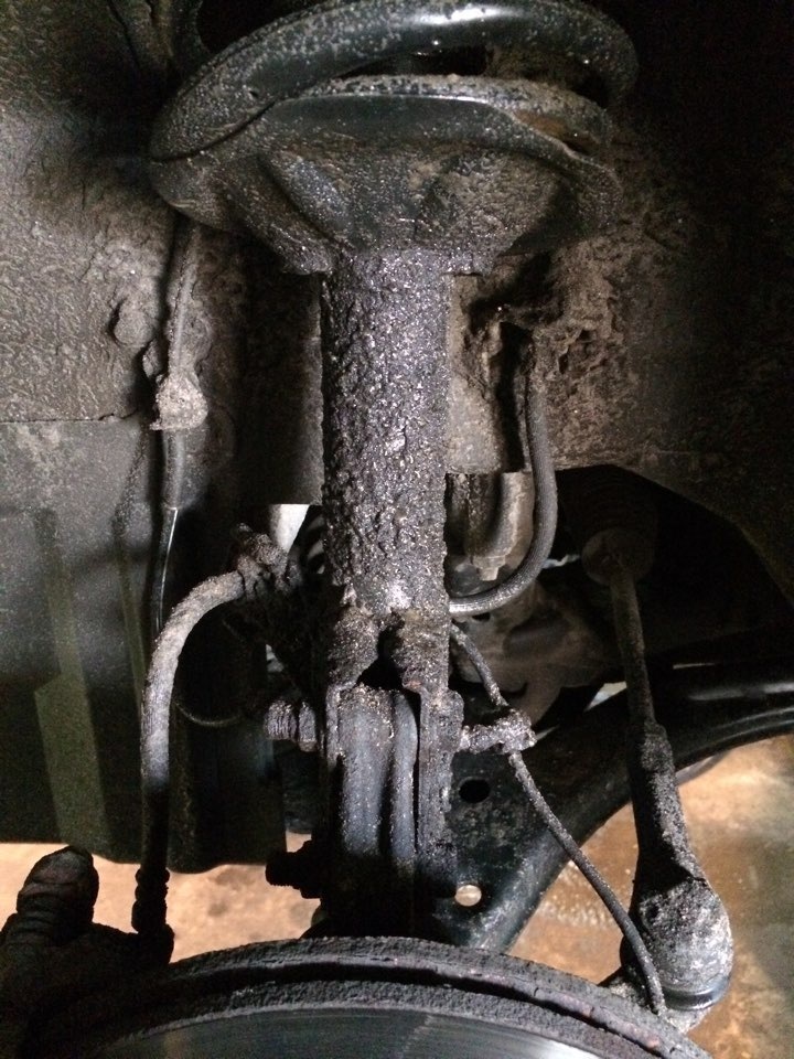 1.Потекла стойка — Nissan Almera II (N16), 1,5 л, 2006 года | поломка ...