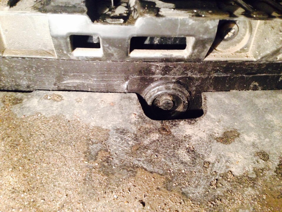 Заглушка, которую нужно демонтировать — Volkswagen Polo Sedan