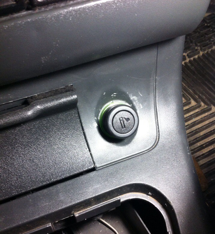 Розетка вместо прикуривателя. - Lada Приора Купе, 1,6 л, 2010 года электроника D