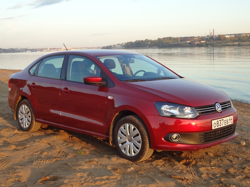 Volkswagen Polo красный 2015