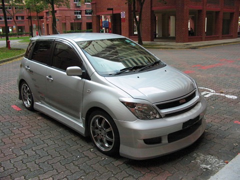 Тюнингованный Toyota ist 2003 г