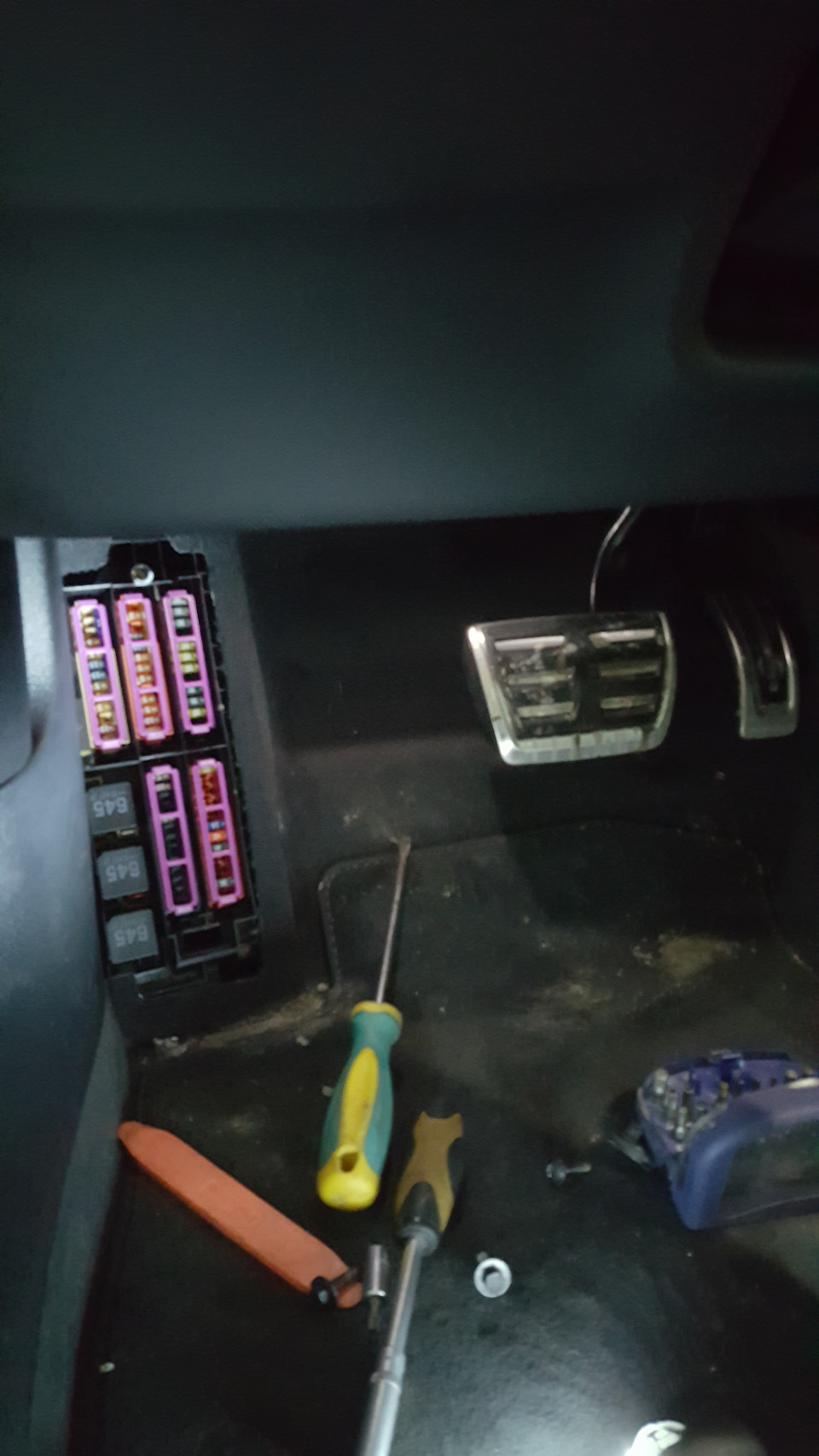 Выяснилось, что блок находится под площадкой для ноги) — Audi A4 (B9)