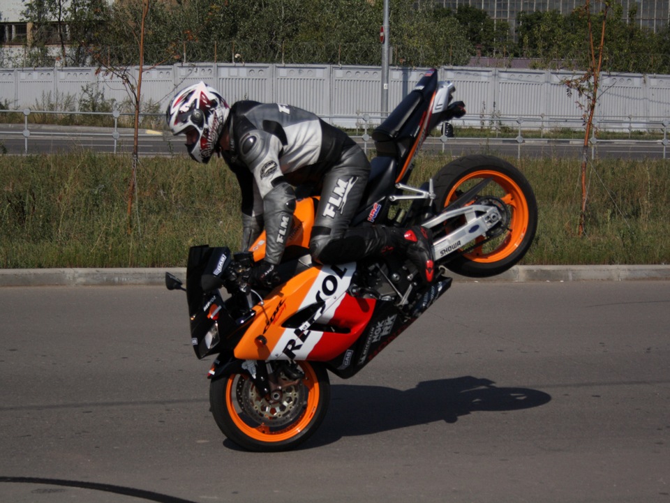 Cbr вилка. Honda 1000rr Repsol. Вилка cbr1000rr.