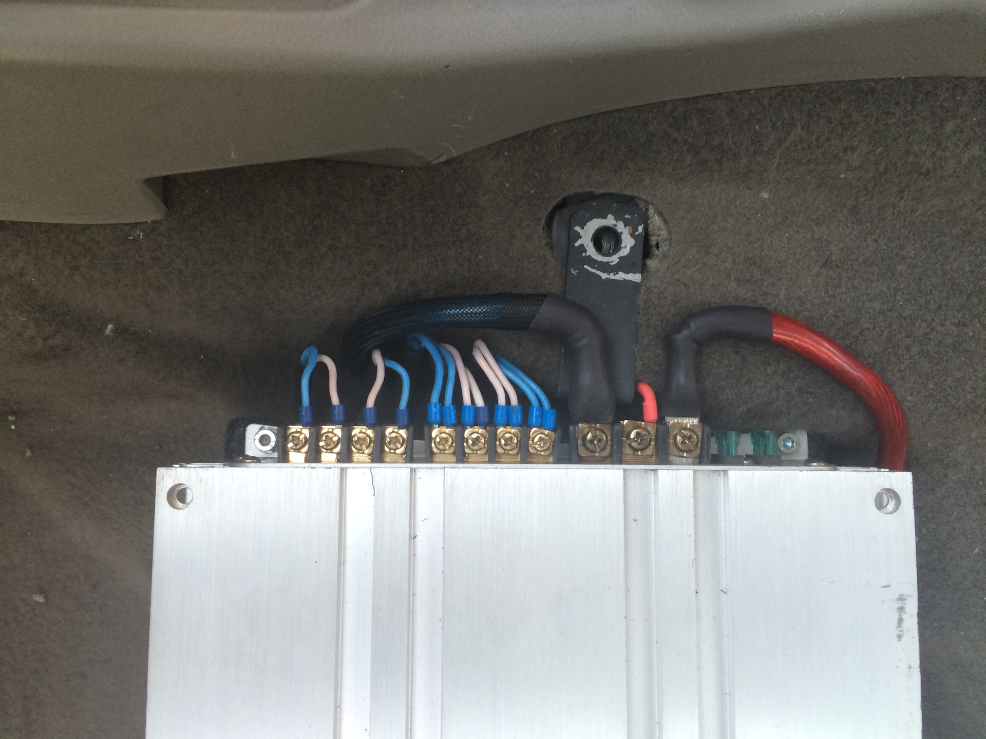 Усилитель в ладу калину 1. Калина 2 хэтчбек установка усилителя. Калина поставить усилители. Калина поставить усилители. Усилитель калина 2 хэтчбек задний.