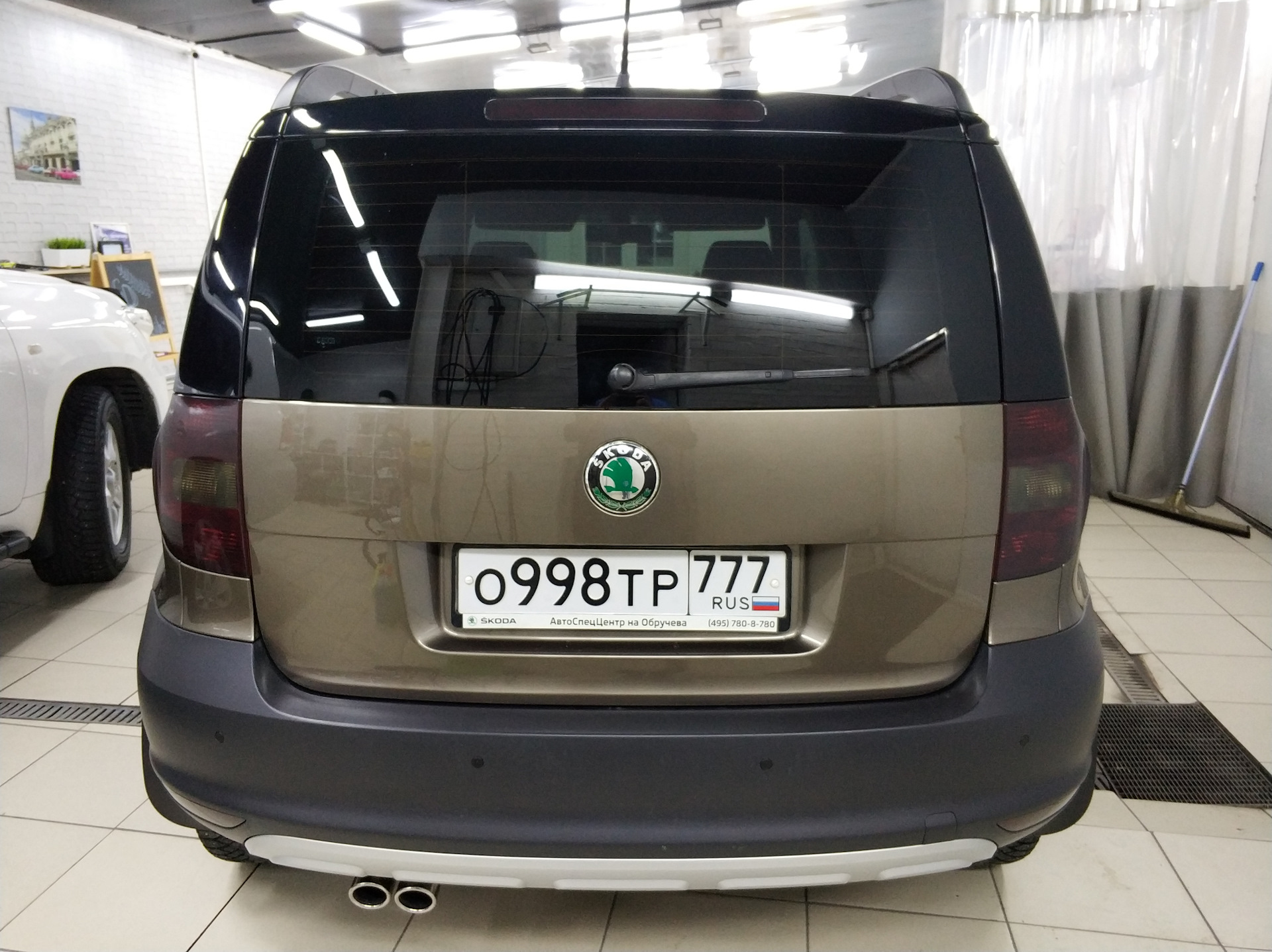 Фонари шкода йети. Skoda Yeti тонировка. Тонировка задних фонарей Skoda Yeti. Тонировка фар Skoda Yeti. Тонировка Шкода Йети.