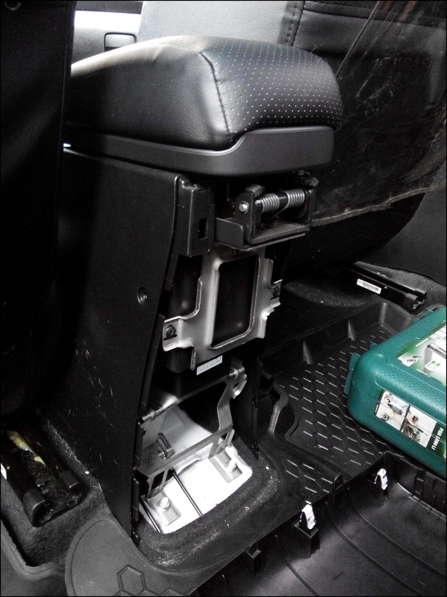 USB зарядника на заднюю часть подлокотника — Hyundai Solaris, 1,6 л