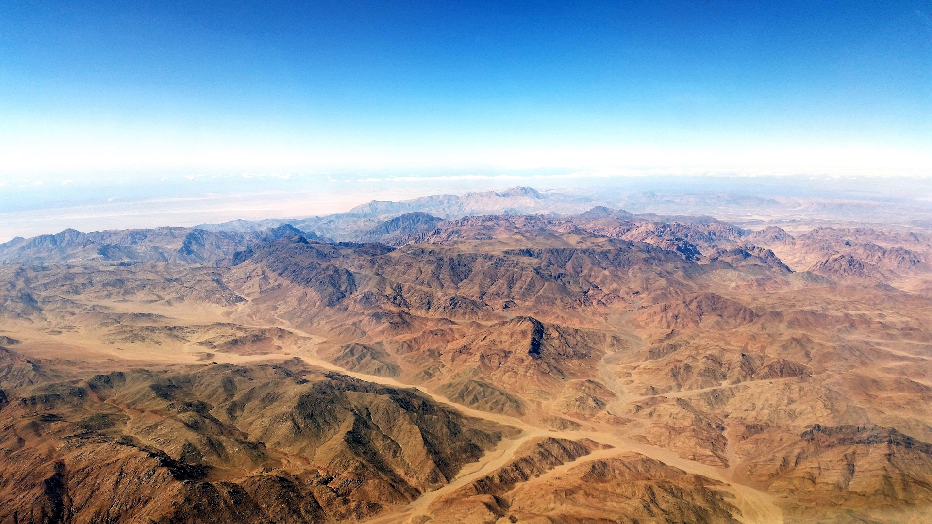 Вид с воздуха на пустыню и горы Синайского полуострова