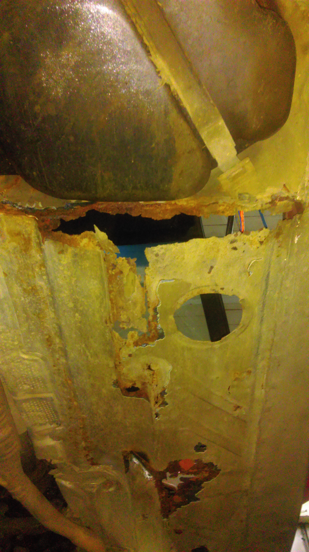 Гнилое дно у машины. Сорвало днище. Домкрат киа рио 3. Сорвало дно. Сорвало дно.