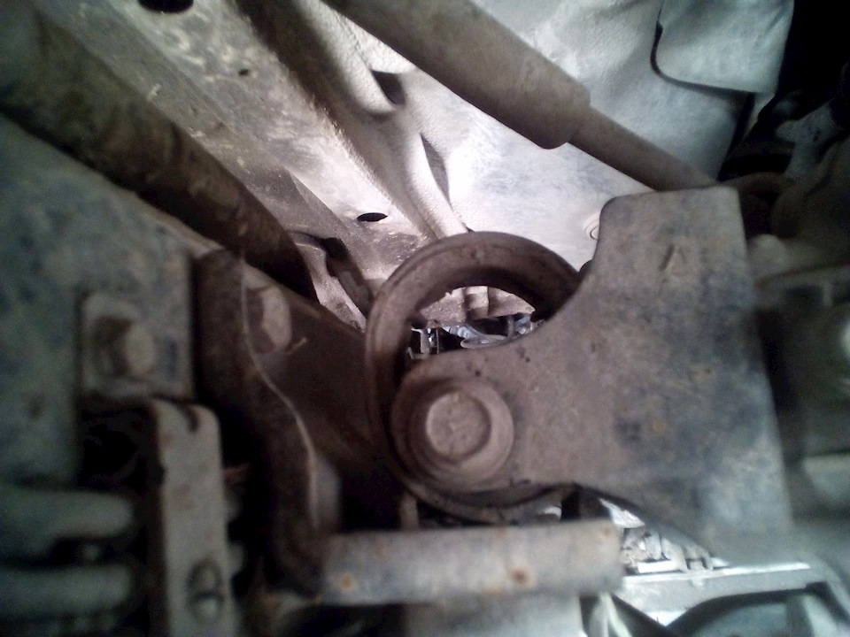 Подушка раздатки. — Mitsubishi Pajero Sport (1G), 3 л, 2006 года ...