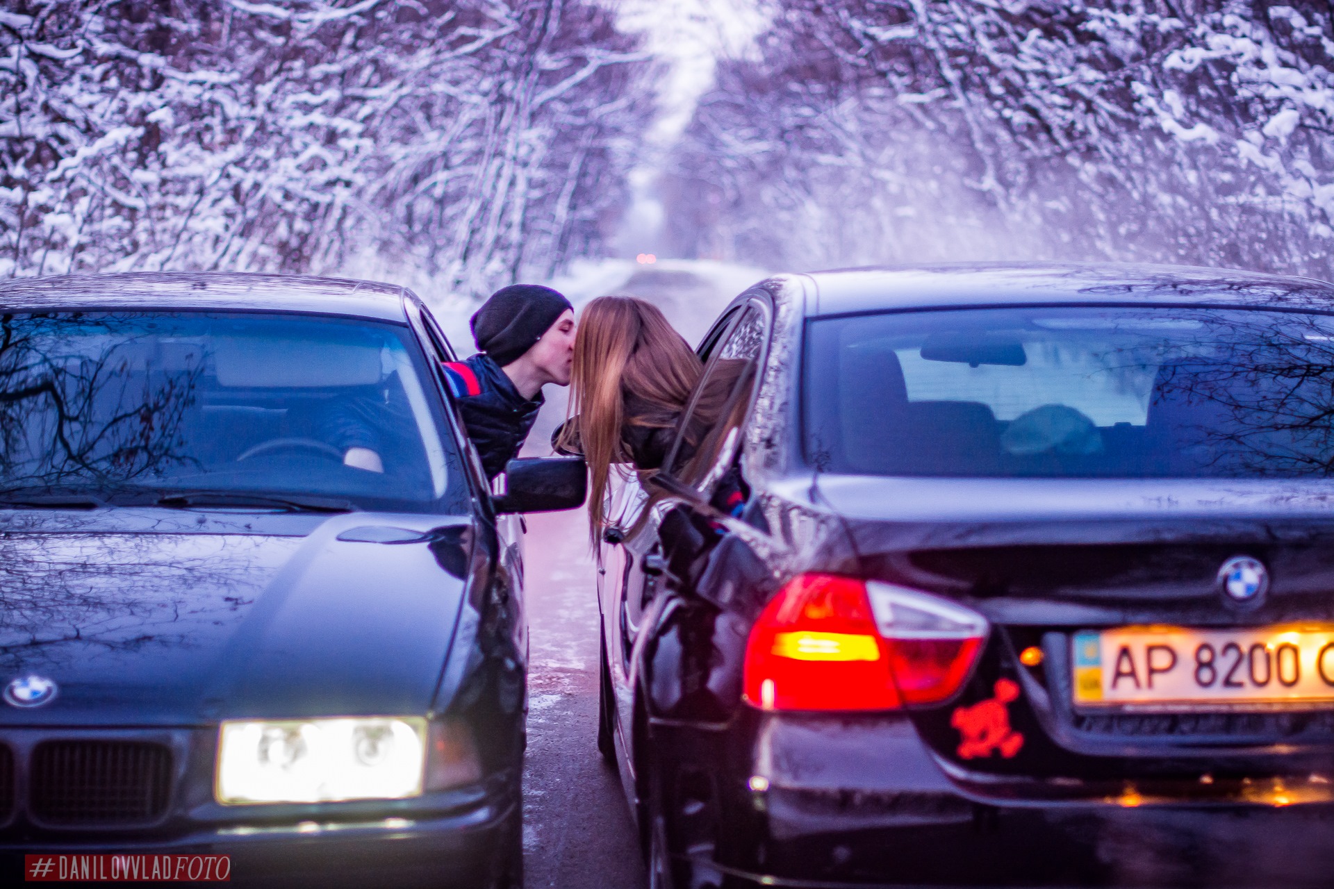 Целуется девушки девушкой машине. Зимняя фотосессия с машиной. Парень возле машины. Девушка возле машины зимой. Девушка и БМВ.