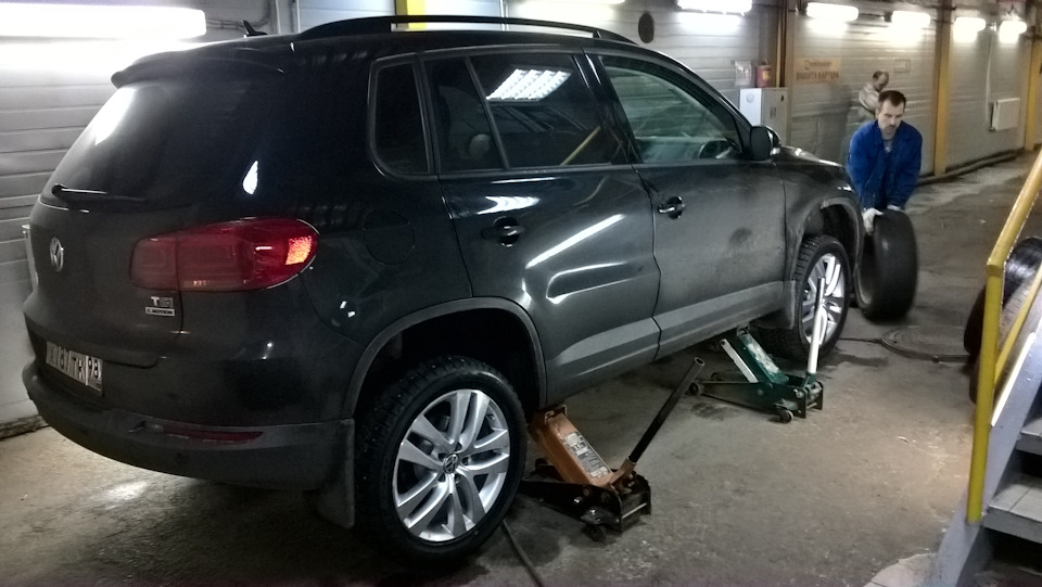 Пришла зима, одевай другой комплект колес. — Volkswagen Tiguan (1G), 1 ...