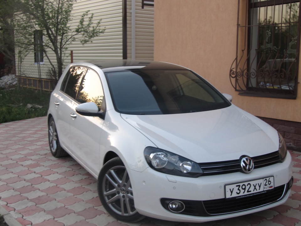 Белый чёрный Volkswagen Golf 6