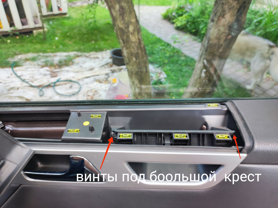 Сдернули накладку открутили два болта. — Volkswagen Multivan (T5)
