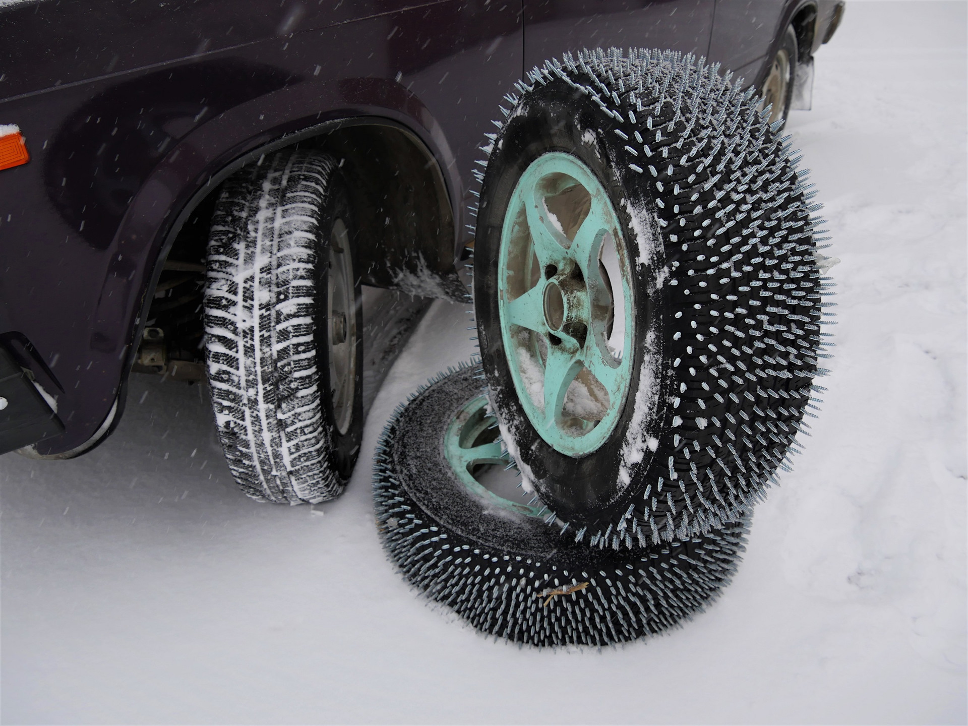 Какие колеса лучше большие или маленькие. Шипованные шины ВАЗ 2107. Зимние шипованные шины 2057516. Резина на Корандо 2 зимние шипованные. Резина зимняя r14 Таганка Нива.