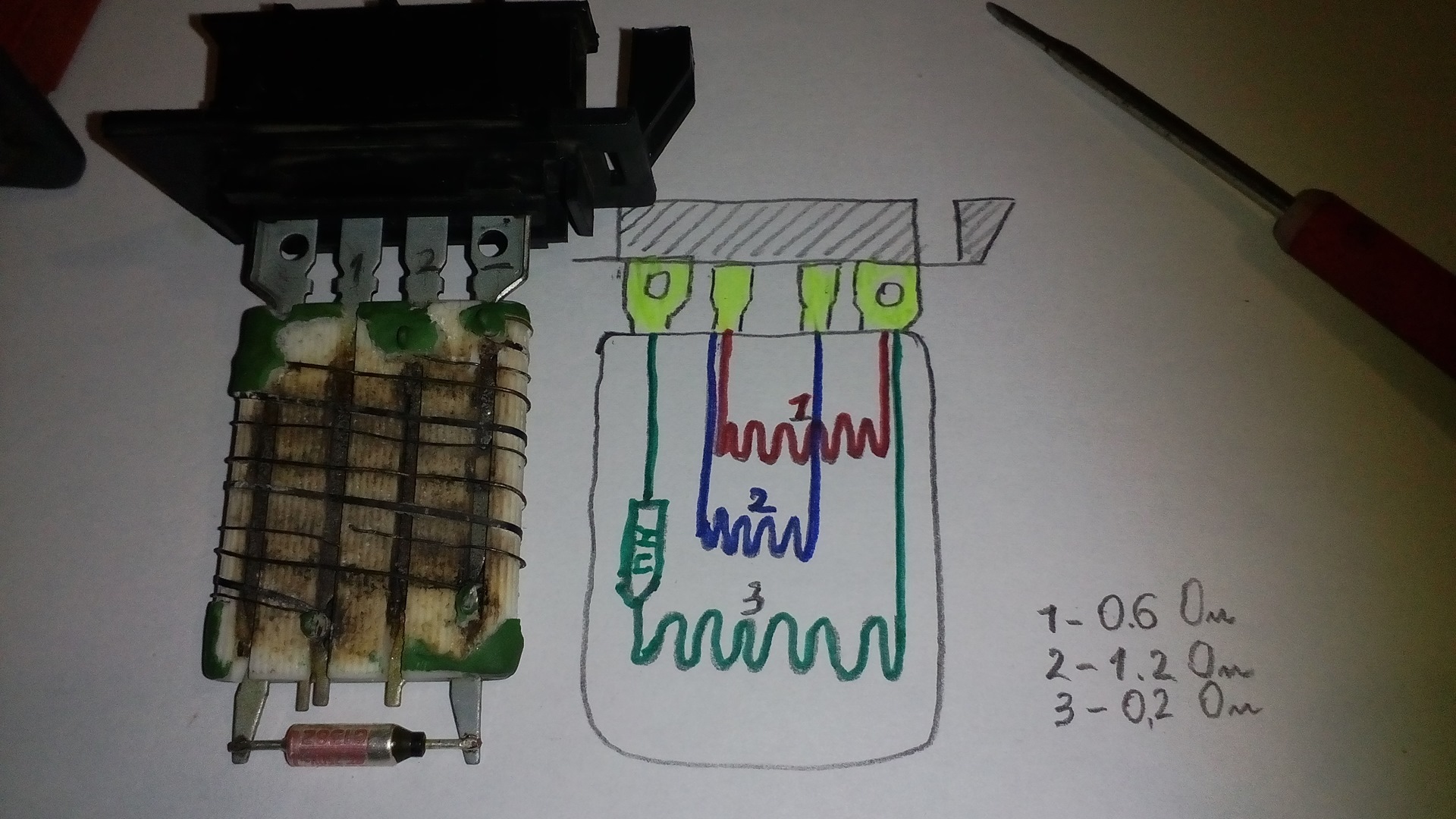 Как проверить реостат. Резистор печки 3х контактный. Реостат печки Фольксваген т4. Резистор отопителя Фольксваген т5. Резистор печки Фольксваген Кадди 3.
