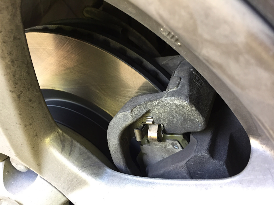 Поменял тормозные диски и колодки — Toyota RAV4 (III), 2 л, 2012 года ...