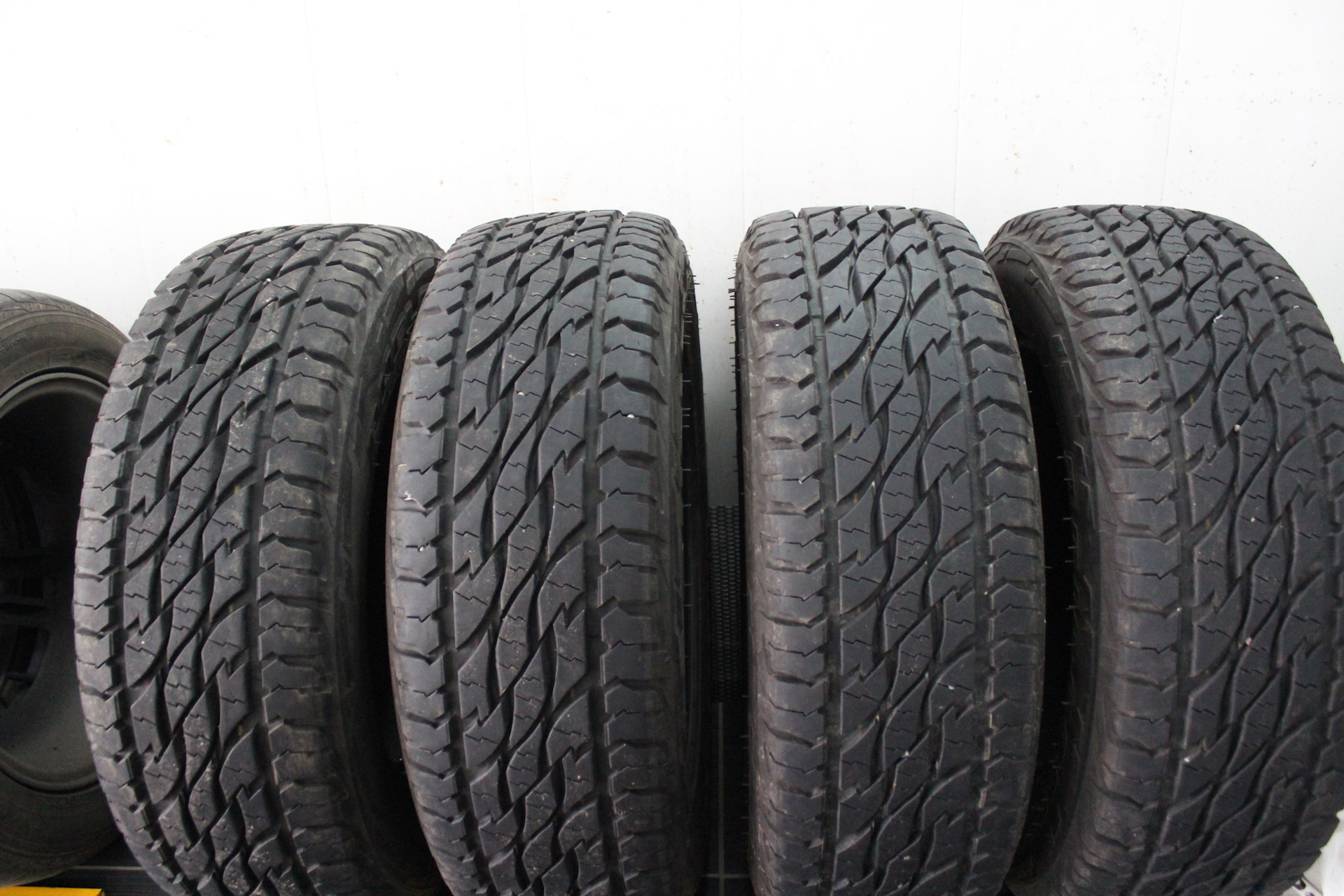 Продано. Комплек летних шин Bridgestone Dueler А/Т — Lada 4x4 3D, 1,7 л ...