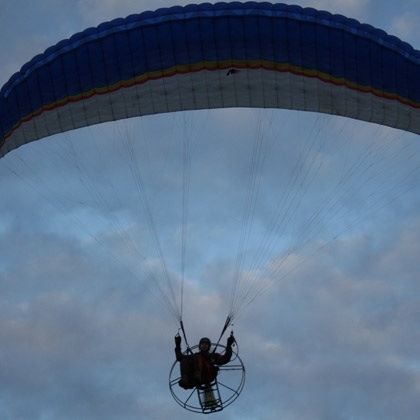 Парапланы кемерово. Полет на параплане серпухов. Полет на параплане с инструктором. Полет на параплане. Параплан сочи.