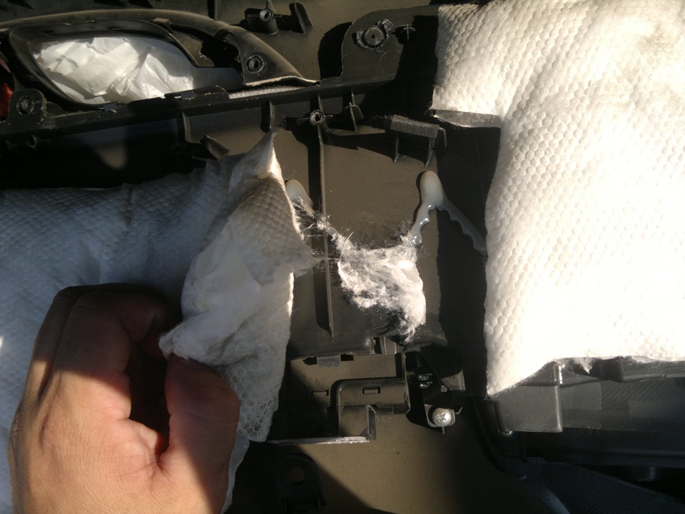 Еще и приклеено грубо. Если шумить по уму, замучаешься все резать. — Honda Civic Hatchback (8G)