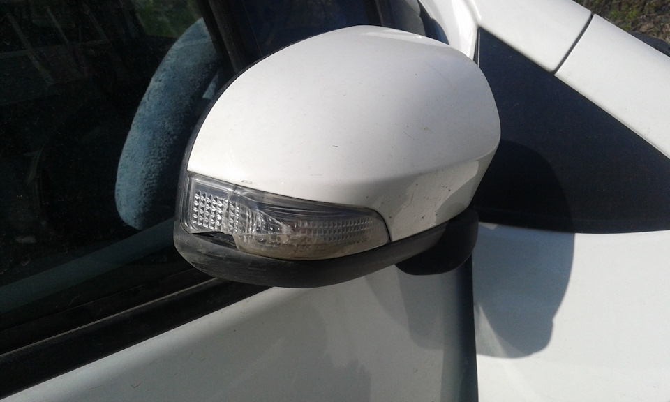 Замена поворотника в зеркале — Toyota Vitz (130), 1,3 л, 2011 года ...