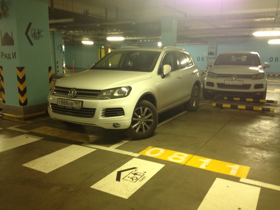 Два белых Туарега в разных комплектациях) Для наглядного сравнения ...