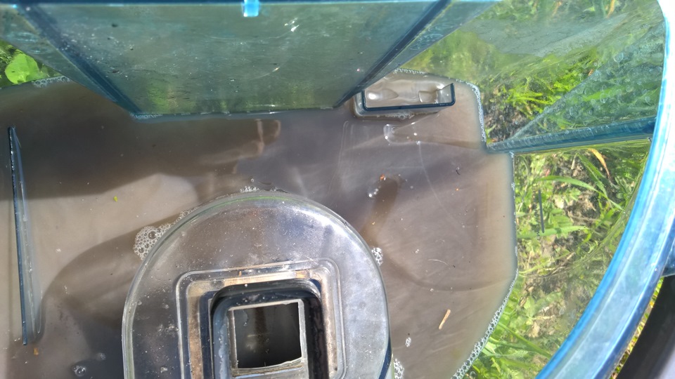 Вода в в приёмной ёмкости после чистки чистых с перового взгляда кресел — Renault Grand Scenic III