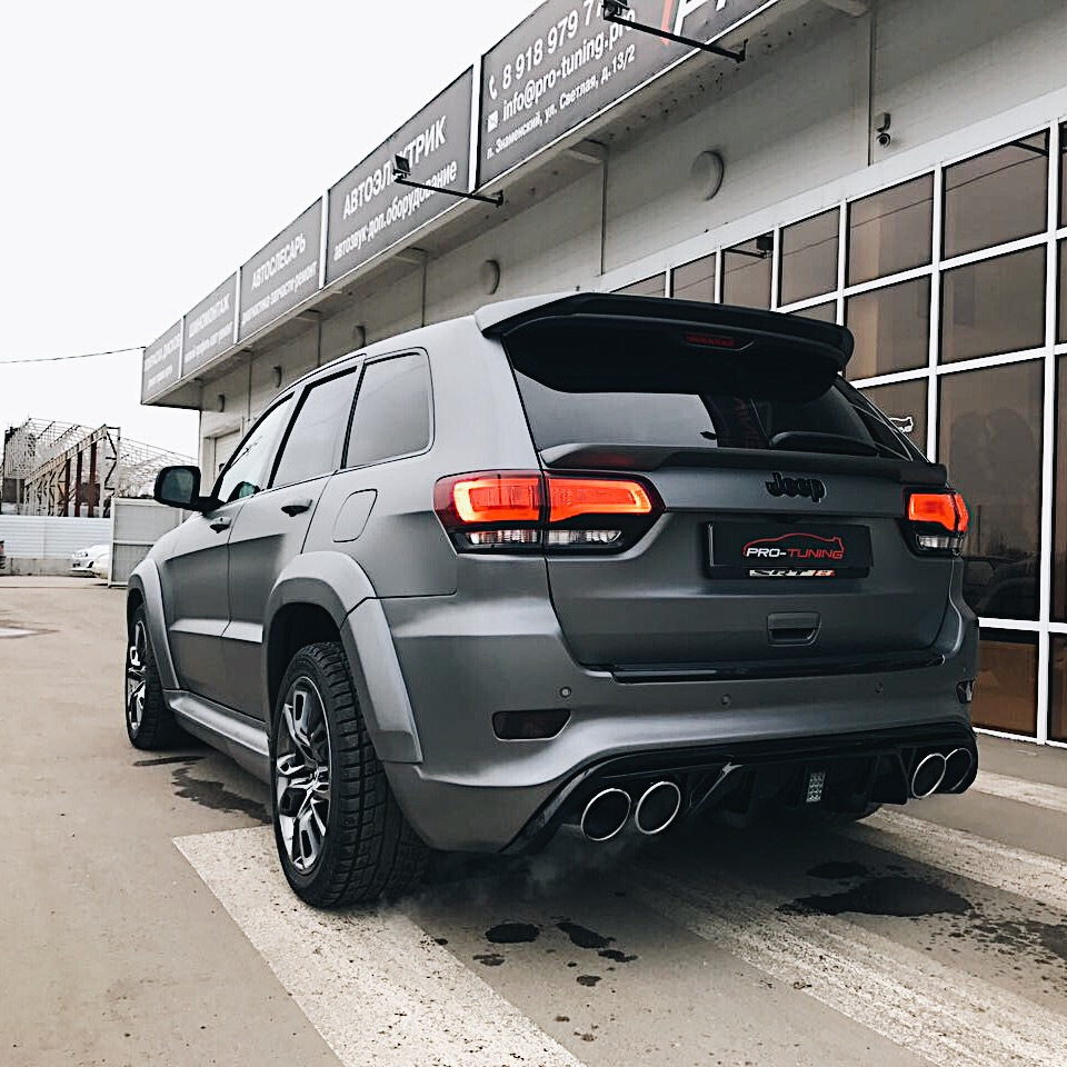 Гранд чероки задний. Jeep Grand Cherokee wk2 srt. Grand Cherokee wk2 body Kit. Jeep Grand Cherokee wk2 матовый. Jeep Grand Cherokee srt8 wk2 спойлер.