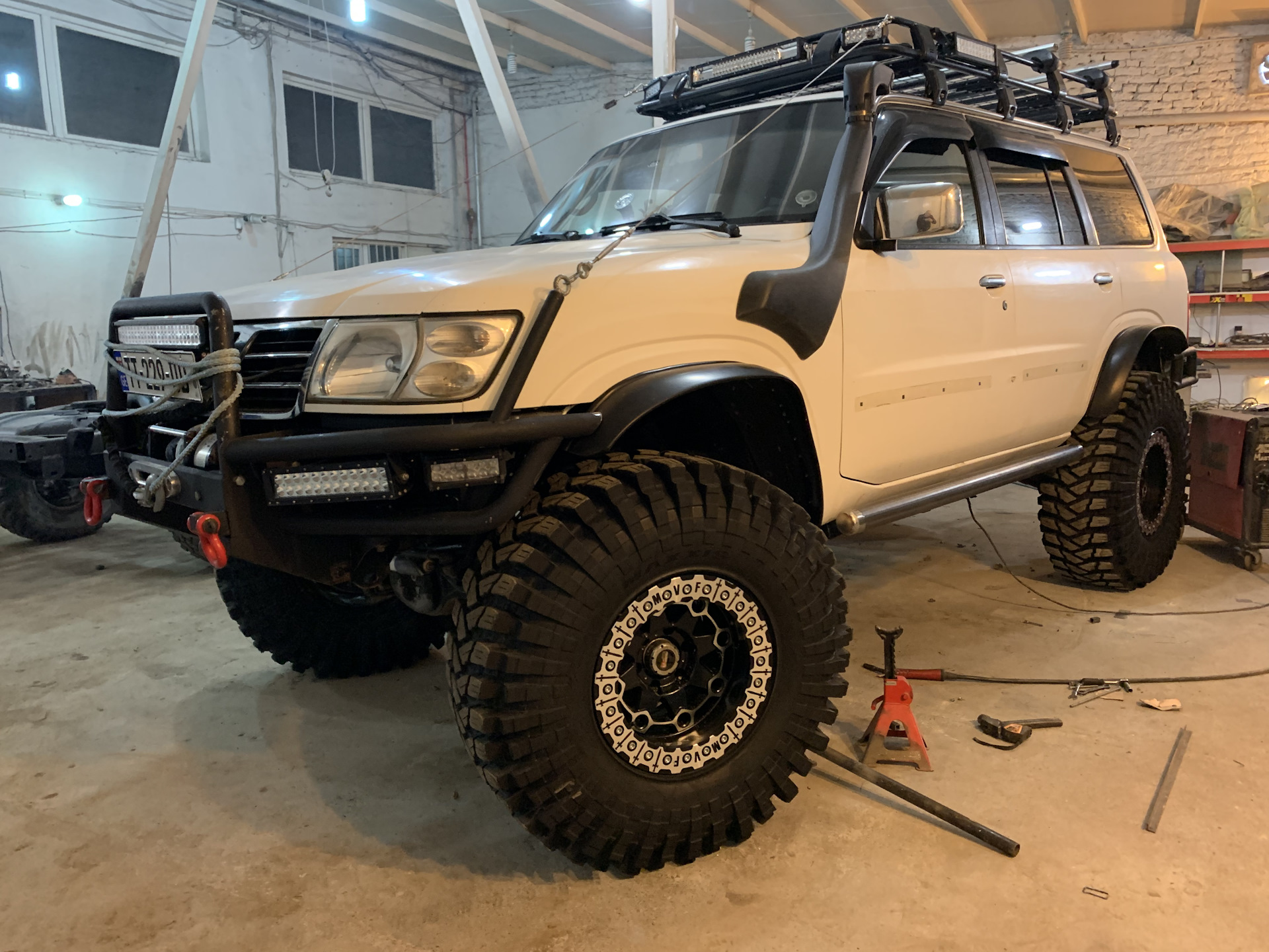 Nissan Patrol y61 большие колеса