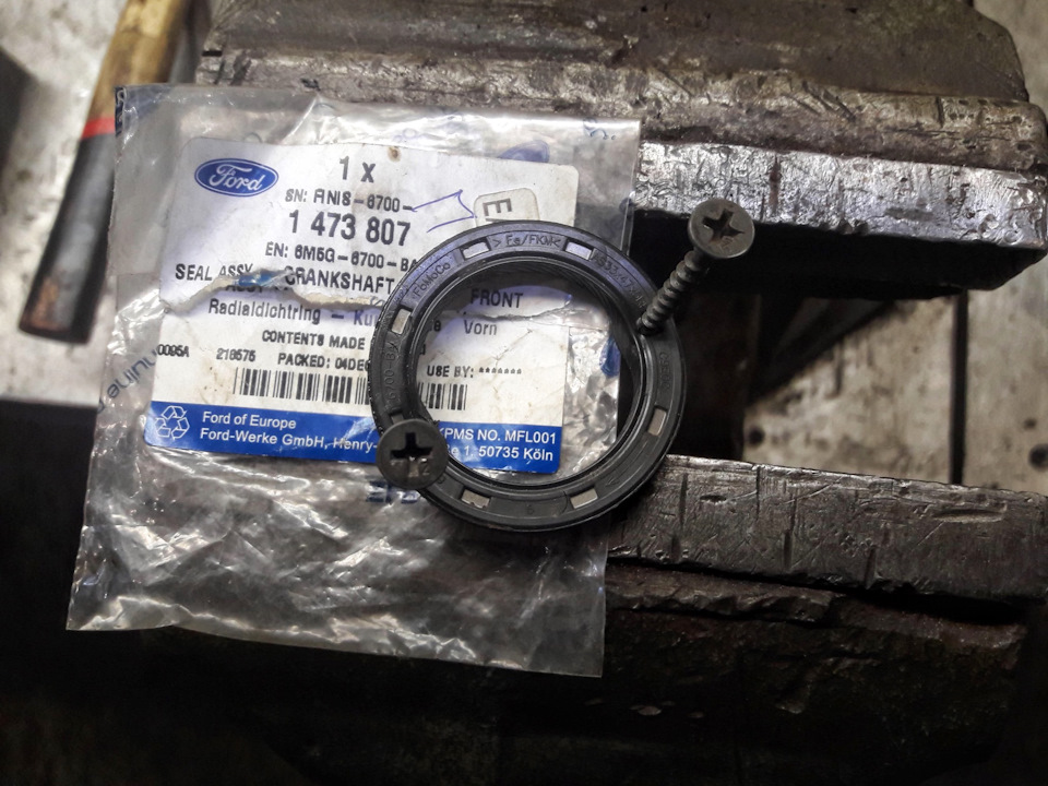 А вот оригинальный сальник ссыт уже тысяч 10 км ( — Ford Focus Hatchback III. Запчасти на фото: 1473807, 87008A