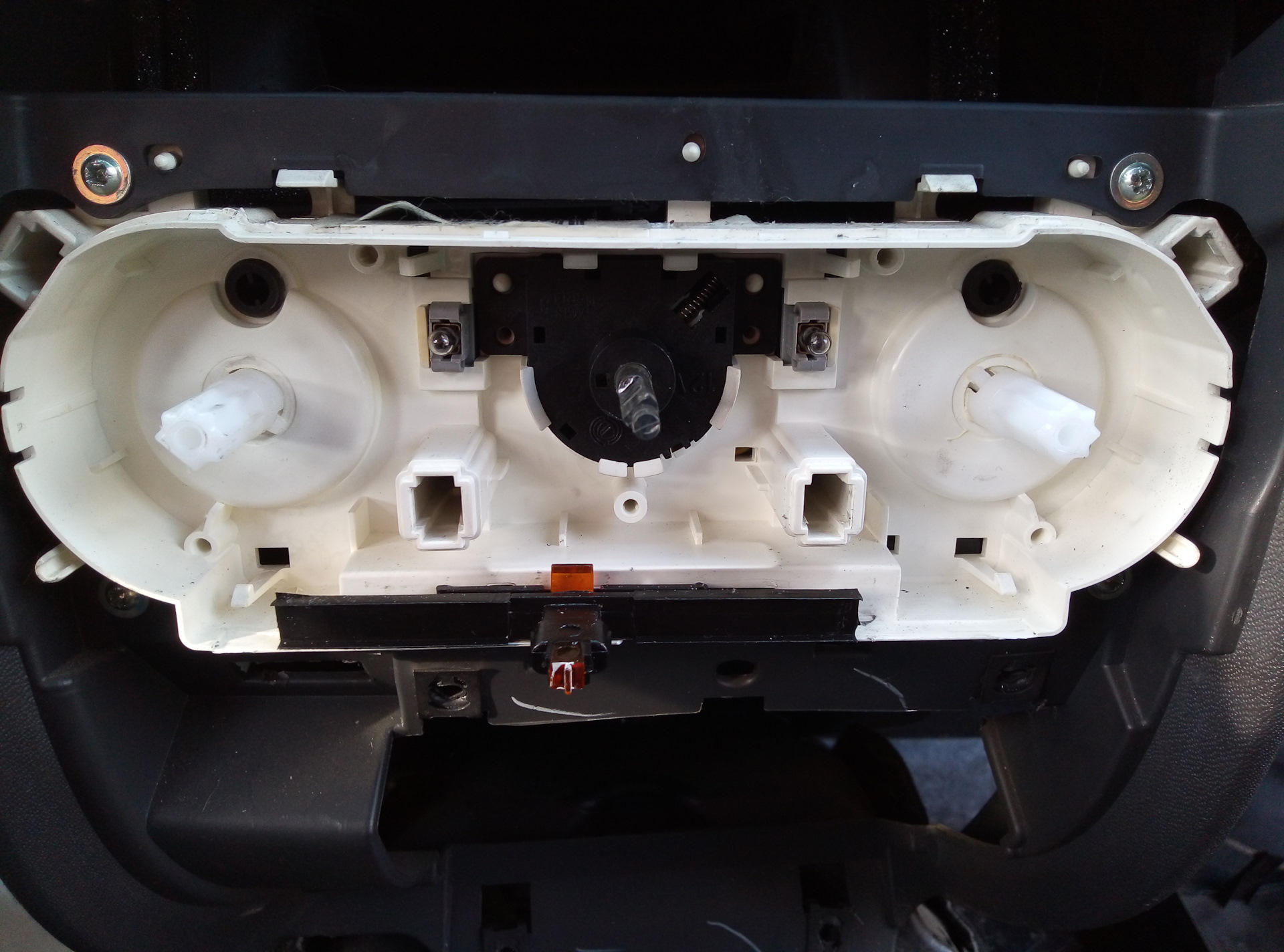 Авео т250 лампочки печки. Лампочки в панели печки рено меган 1. Лампа подсветки печки skoda octavia tour. Блок отопителя рено логан 1. Замена лампочек блока отопителя.