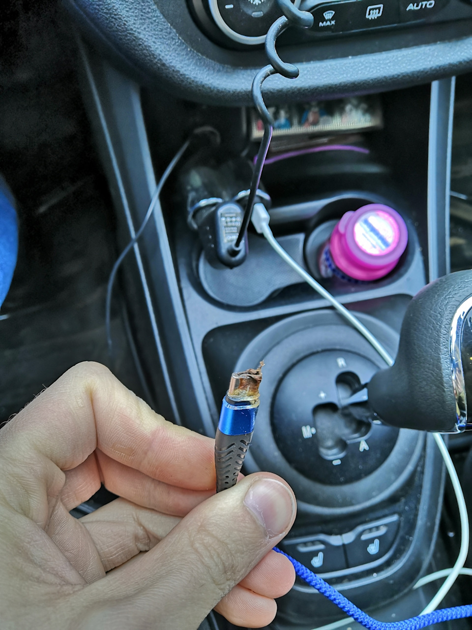 Будьте осторожны с зарядными устройствами — Lada Vesta SW, 1,6 л, 2019 ...