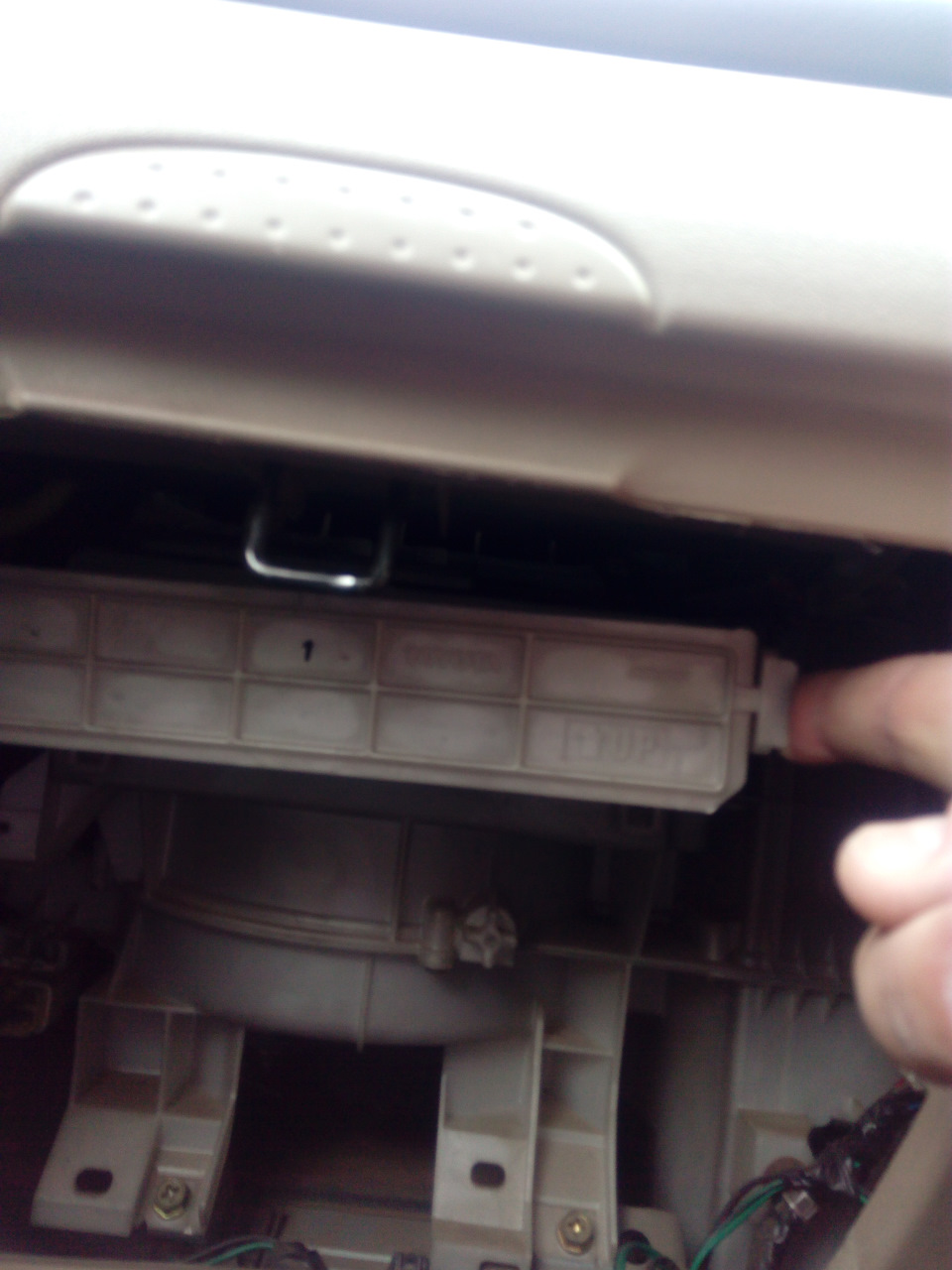 Салонный фильтр тойота платц где находится