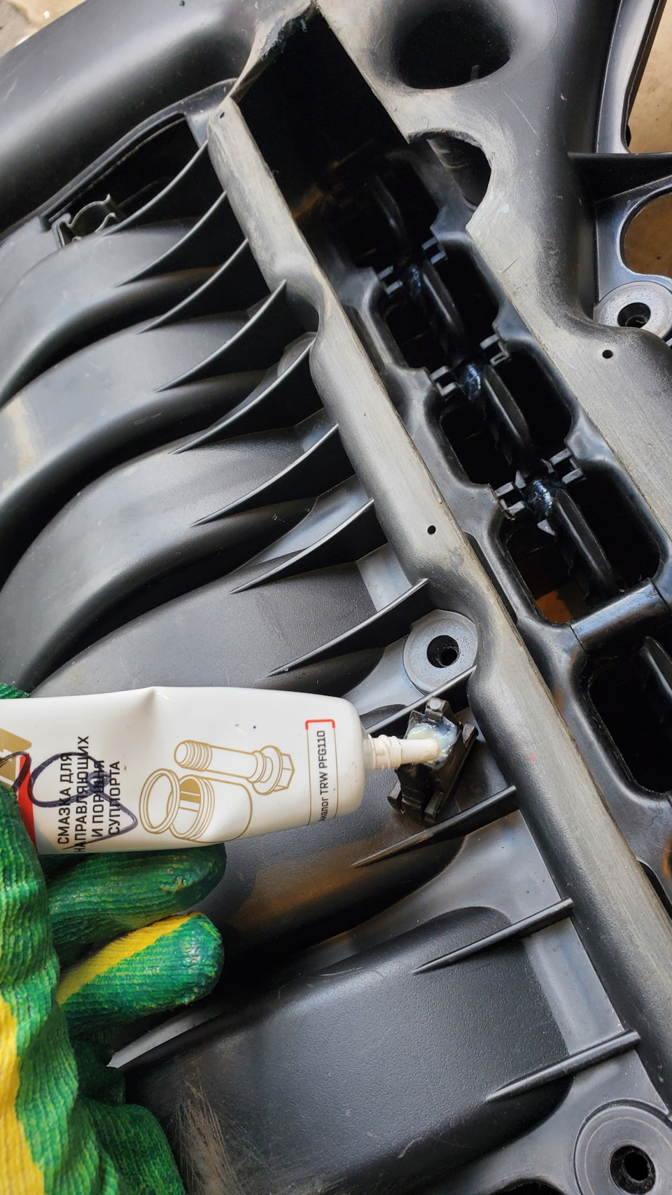 Дальше всё без гемора, как по рельсам😃 Вставляю вал в колектор. Защёлки, они имеют пустоты внутри, заполняю смазкой для направляющих супортов, думаю так ещё луче вал будет ходить в направляющих … — Dodge Magnum. Запчасти на фото: PFG110