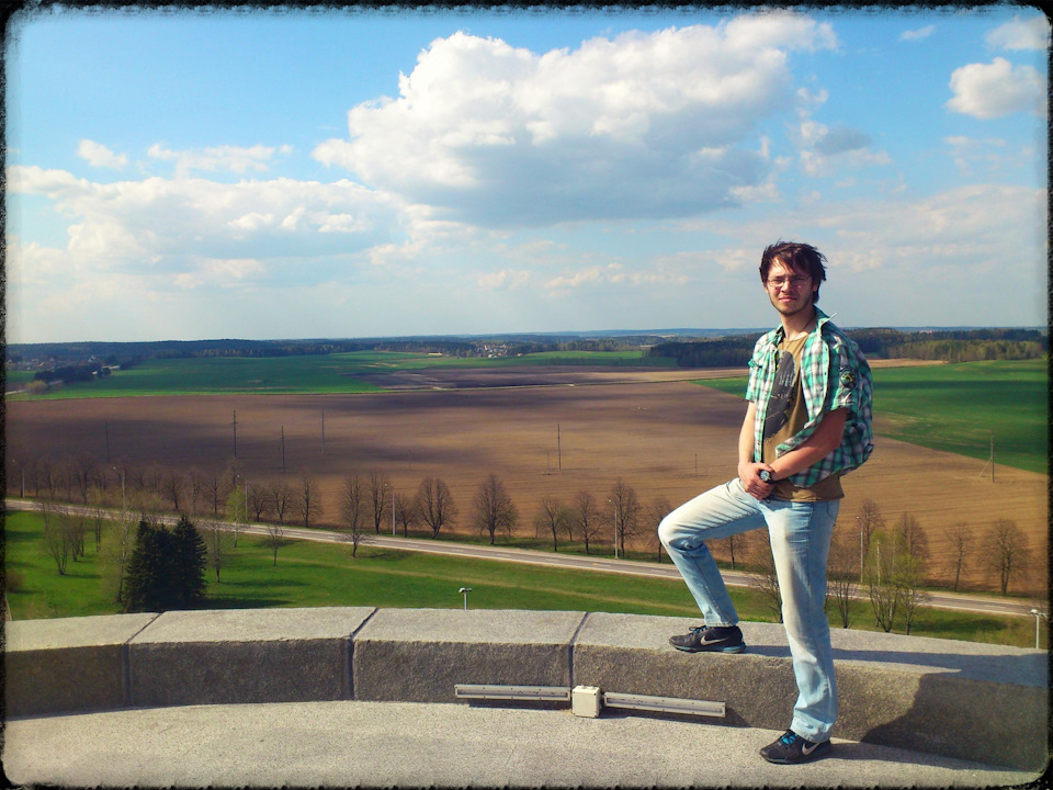 Наверху открывается очень красивый вид. Здесь очень ветрено и торжественно. — Москвич 408