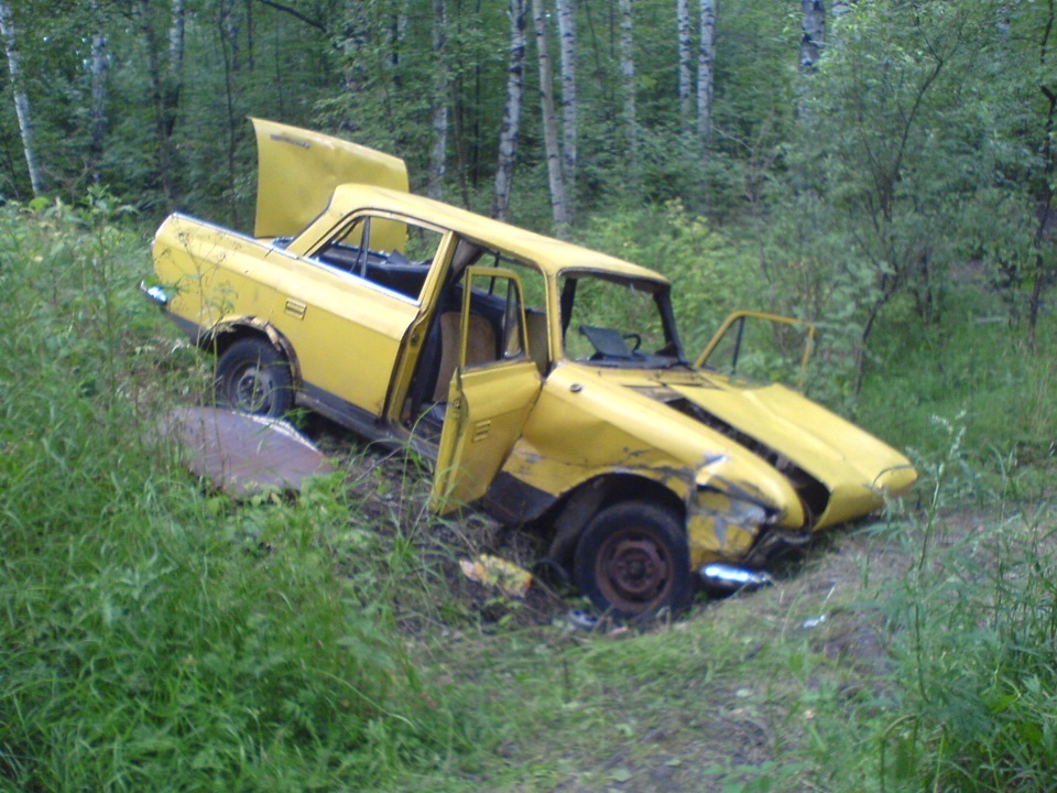 Заброшенный Запорожец в лесу