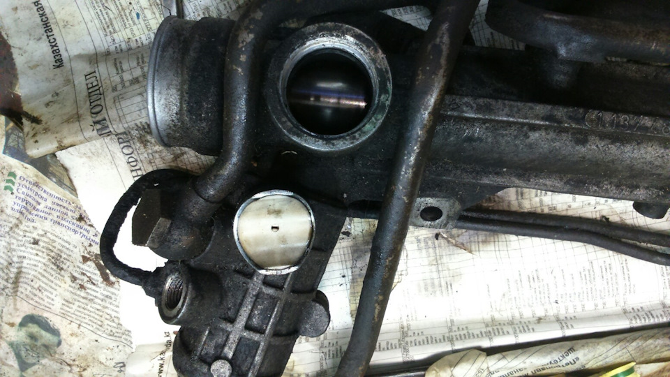 Фото кончились, разобрал рейку с 36.Итак, люфт убирается вот этим поджимным сухарем, но не тем, что стоит скраю с водительской стороны. На 39 поджимной сухарь состоит из двух частей, на 36 цельный, из за того что сухарь из двух половин, существовал дикий люфт в нем, наличие песка, рейка попросту заклинила, никакого насоса не хватит чтобы протянуть все детали, металл по металлу при этом еще и с песком. Почему сделал такие выводы спросите Вы, да потому что после промывки рейки, затяжки сухаря и последующей сборки в обратной последовательности рейка заработала, пускай руль и стал немного туже, но тем неменее она работает. — BMW 5 series (E39)