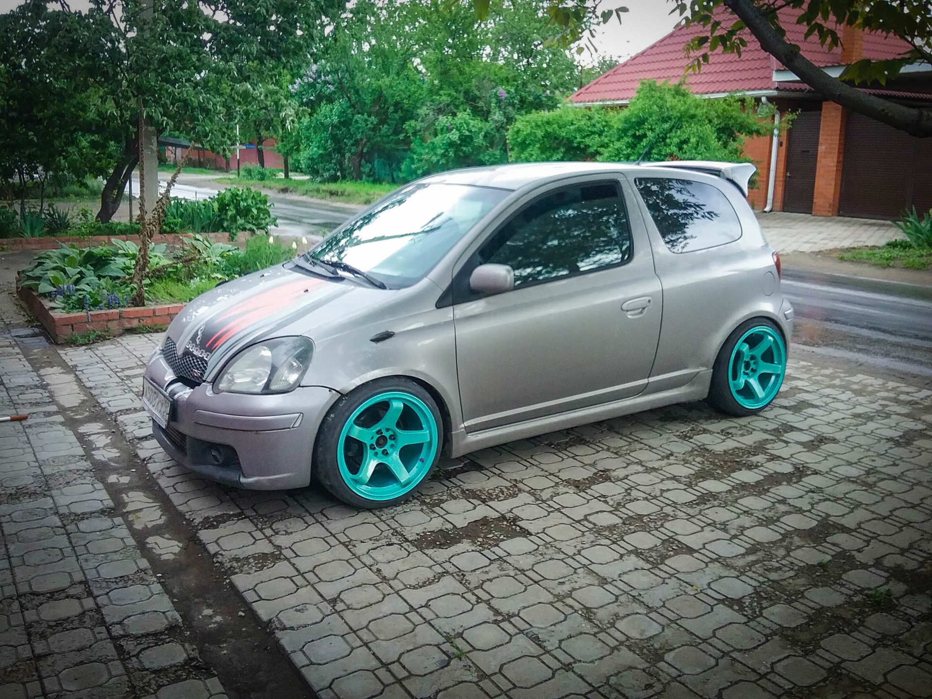 Toyota Vitz 2001 White stance