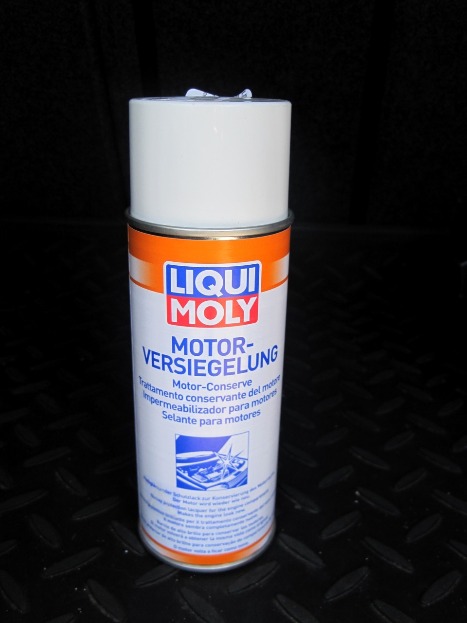 Moly motor. Liqui Moly Motor Versiegelung консервант двигателя. Литиевая NLGI-2 Ликви Молли. Очиститель пластика подкапотного пространства Liqui Moly. Ликви моли для мойки под капотом автомобиля.