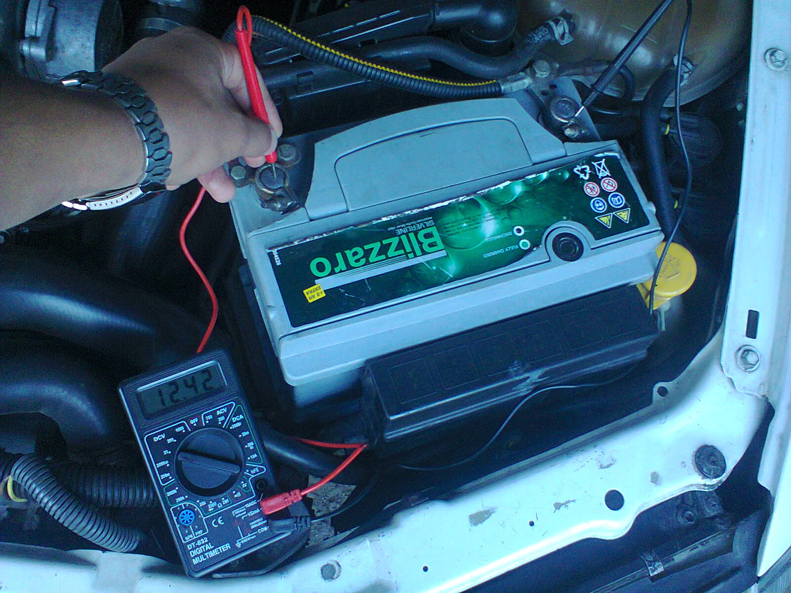 Как проверить авто аккумулятор. Мультиметр для автомобиля заряд аккумулятора. Замер напряжения зарядки аккумулятора Audi q5. Измерение напряжения на автомобильном аккумуляторе. Диагностика АКБ автомобиля.