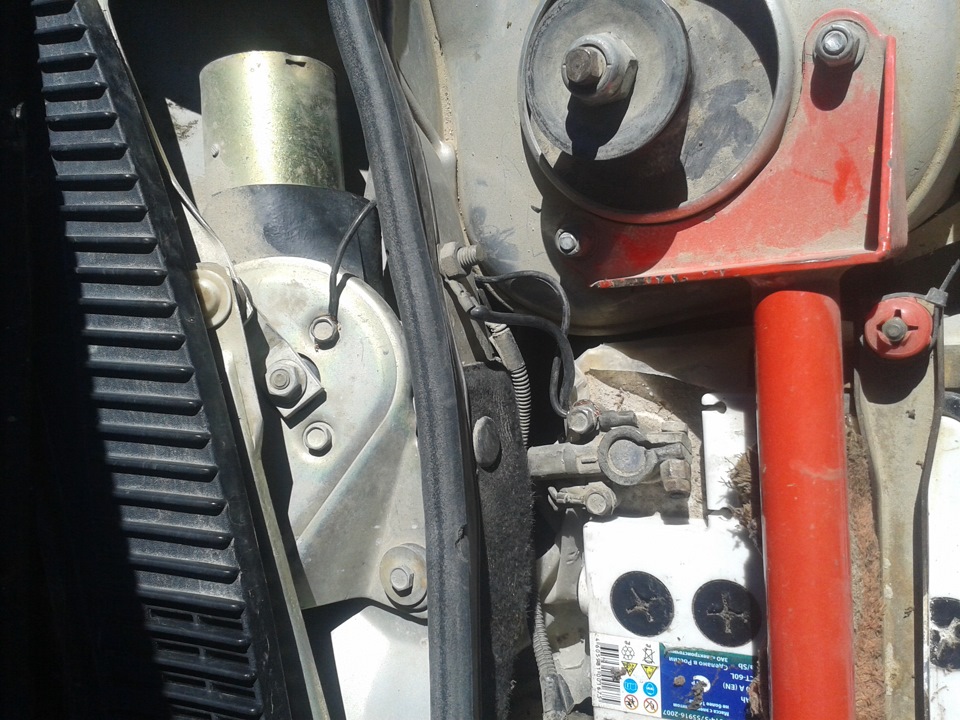 Масса к моторчику дворников — Lada Калина седан, 1,6 л, 2008 года ...