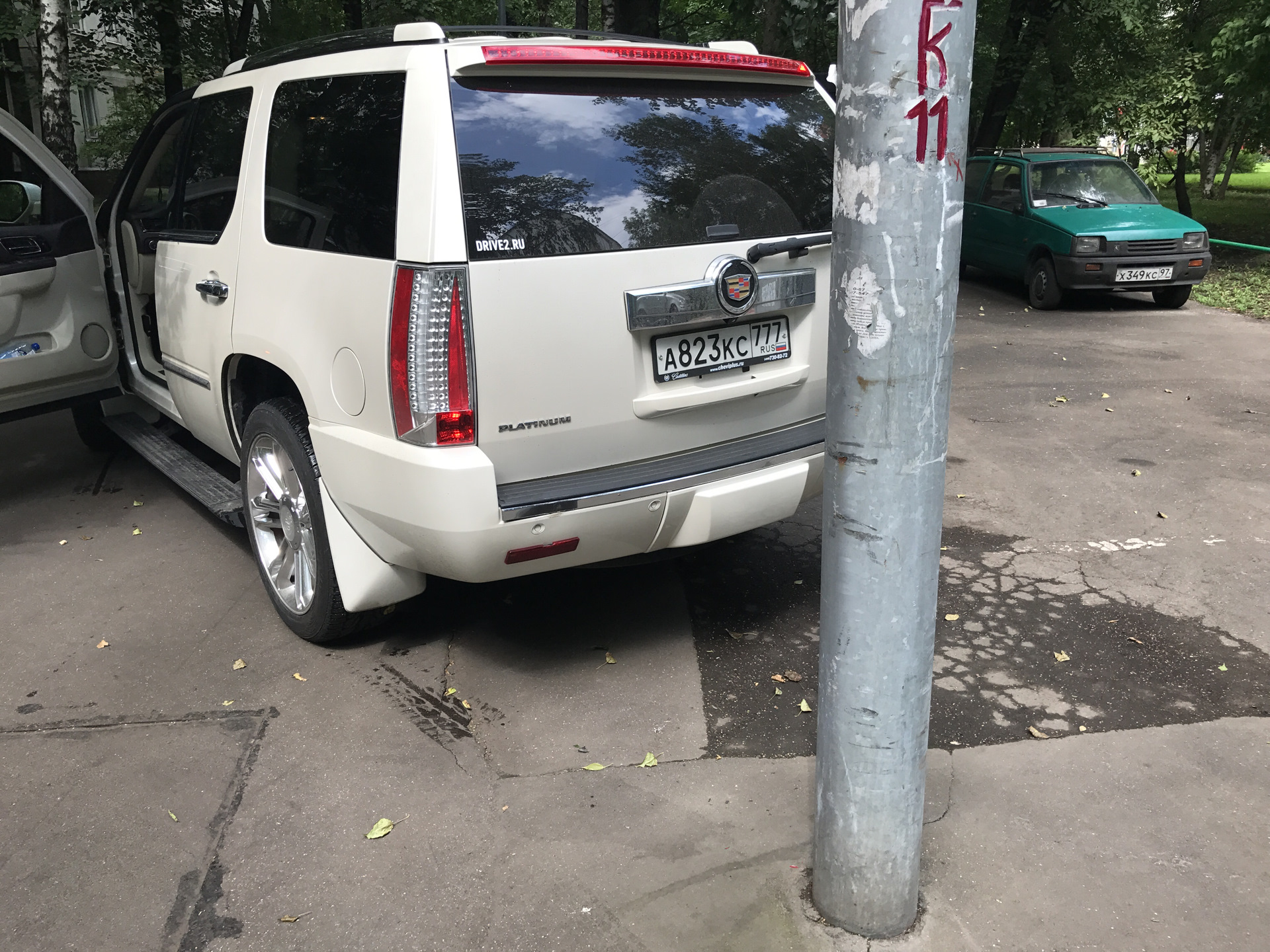 Въехал в столб. Сломались дворники. Что ещё произойдёт? — Cadillac Escalade  (3G), 6,2 л, 2011 года | ДТП | DRIVE2