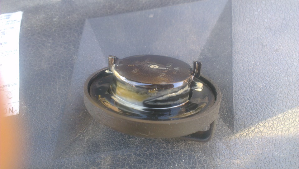 Помогите пожалуйста советом! Белый налет на масляной пробке двигателя ...