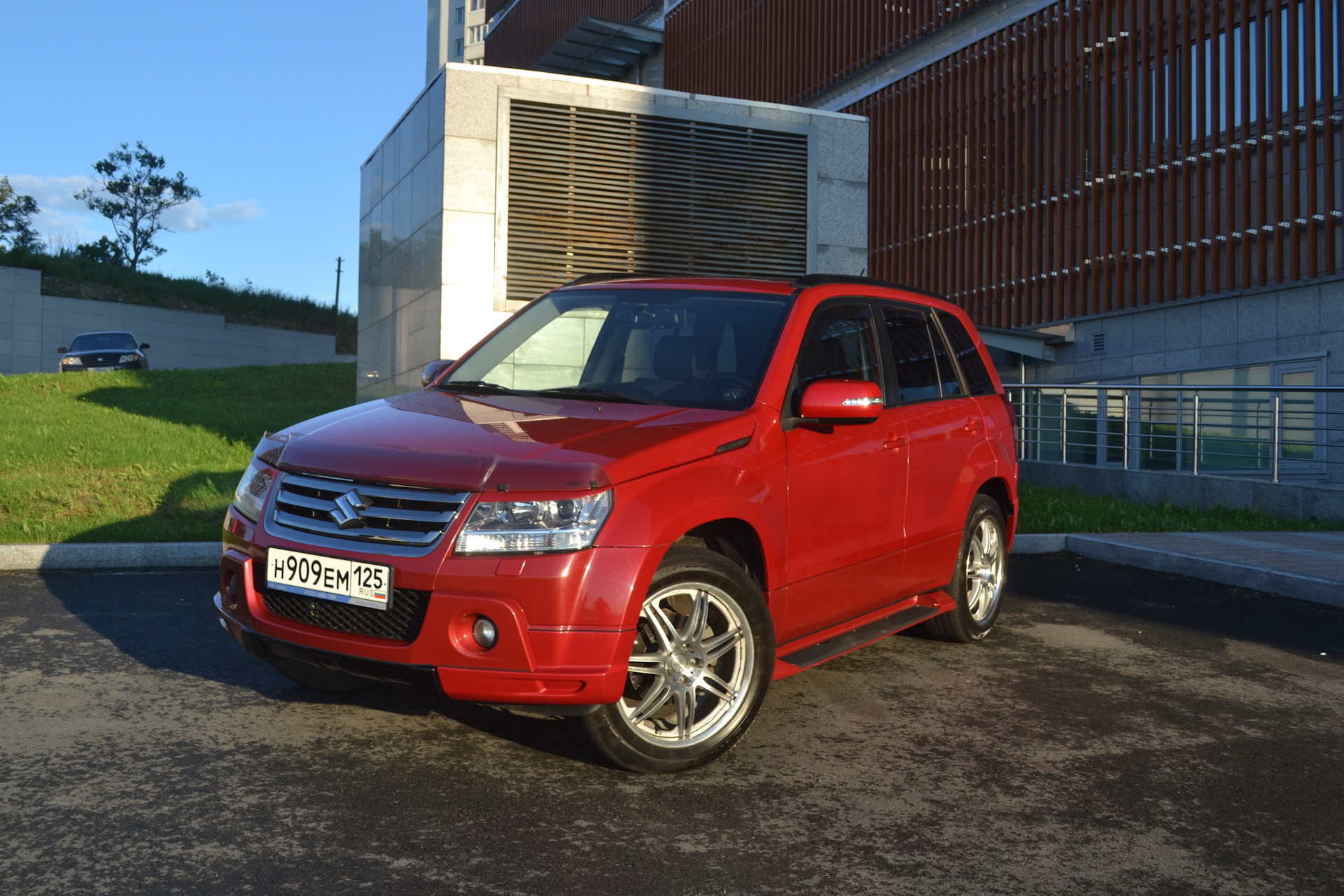 Suzuki Grand Vitara красная