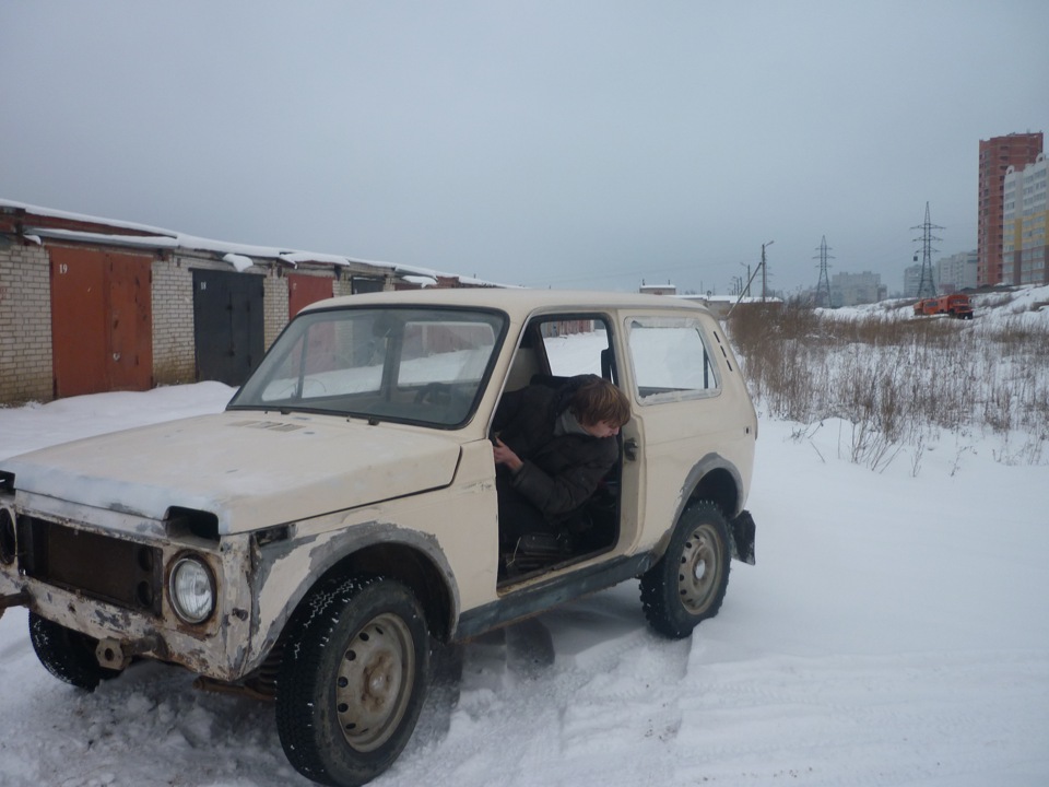 Эксплуатация нивы. Битая белая Нива в гараже. Белая Нива изуродованная в гараже. Фото старой Нивы 2121 зимой.