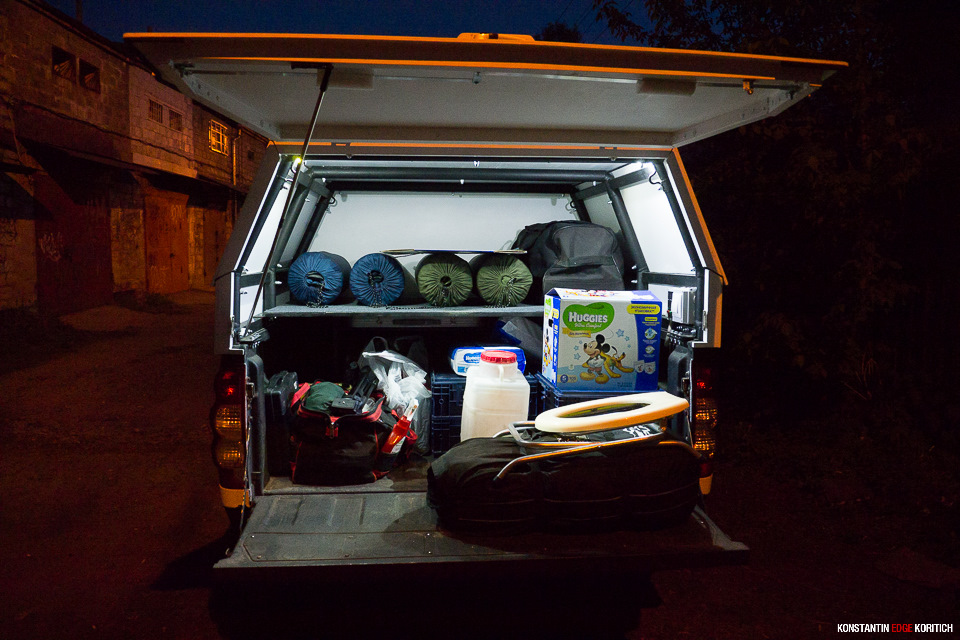Кто-то хотел посмотреть как работает подсветка кунга. Вот тут она во всей красе. Вечер перед отъездом — идет погрузка в гараже. — Great Wall Wingle 3