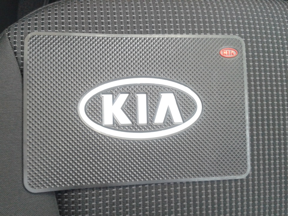 Коврик под телефон — KIA Sorento (2G), 2,4 л, 2013 года | просто так ...