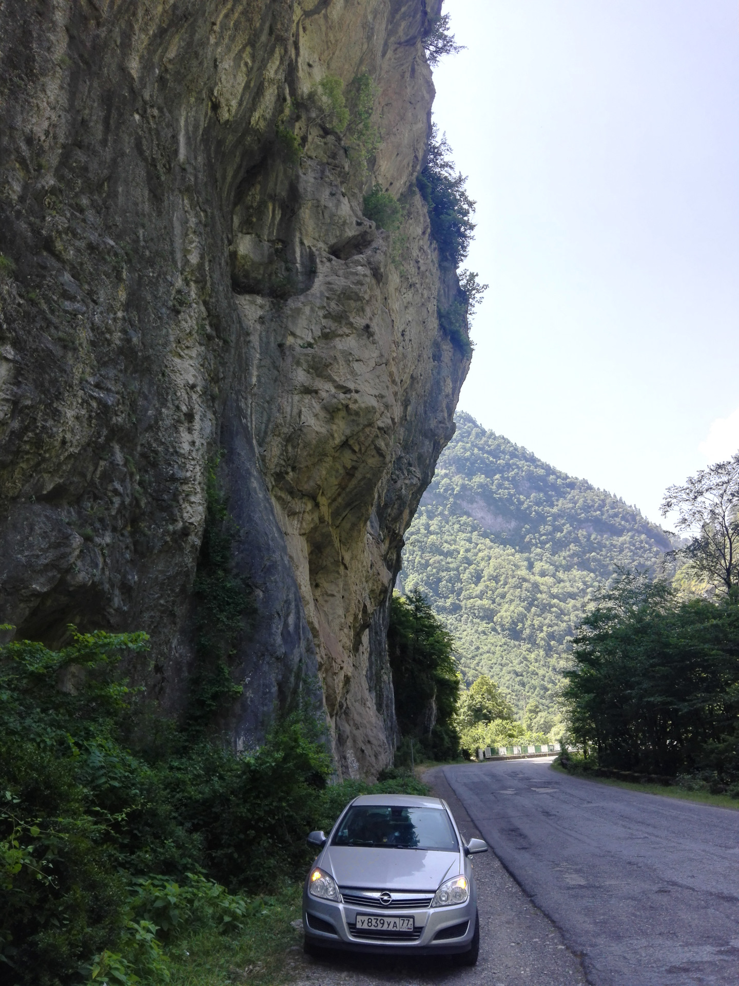 Абхазская дорога. Дорога горы Гагры Сухум. Абхазия серпантинная дорога. Дорога в Гагры. Горный серпантин в Абхазии.